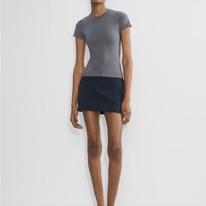 Aritzia Smooth Seamless Willow T-shirt
Seamless Short Sleeve Crewneck Tee NWOT